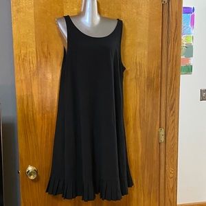 Black swing dress w/ ruffled hem. Old Navy, Large